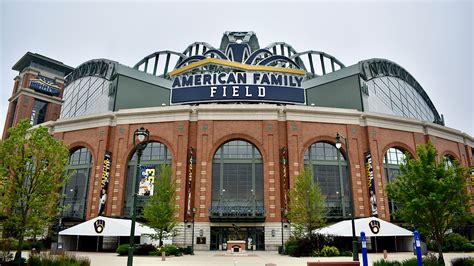 Brewers celebrate return to full capacity at American Family Field