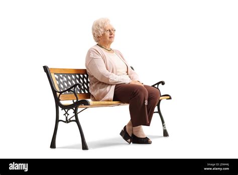 Vieille Dame Assise Sur Un Banc En Bois Banque De Photographies Et D