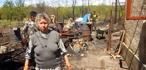 FOTO Traiesc Sub Cerul Liber Dupa Ce Un Incendiu Le A Distrus Casa In