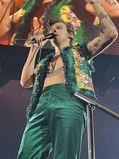 Hl Daily On Tour On Twitter Harry Styles Live From The Forum