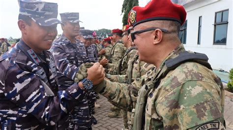 Pangkolinlamil Menghadiri Penyematan Delapan Pati Tni Al Terima Brevet