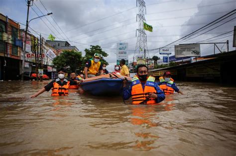 Ciledug Indah Tangerang Terendam Banjir Sedalam 2 Meter Republika Online