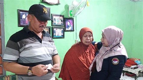 Ibu Kurnia Sari Menangis Tki Asal Palembang Lolos Dari Penyekapan Di