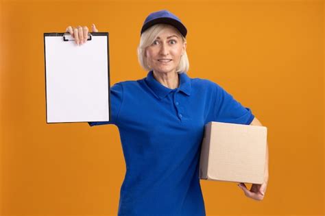 Femme Souriante De Livraison Blonde D âge Moyen En Uniforme Bleu Et