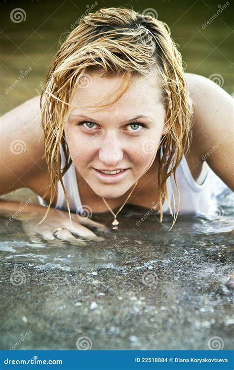 Fille Red Haired Se Baignant En Mer Photo Stock Image Du Horizontal