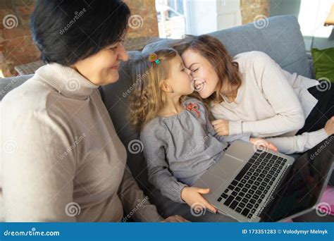 Feliz Familia Amorosa Abuela Madre E Hija Pasan Tiempo Juntos Imagen