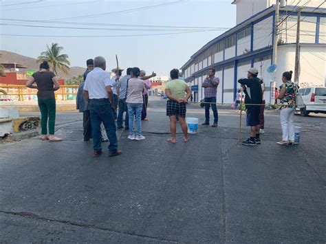 Bloquean Vecinos De La San Juan En Exigencia De Agua Potable El Sol