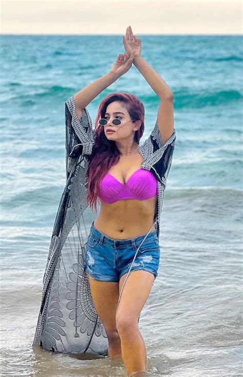 Hot Sexy Manisha Rani Bikini Pics