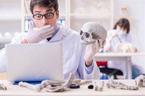 Profesor Estudiando Esqueleto Humano En Laboratorio 2022