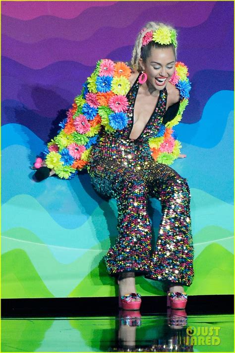 Miley Cyrus Promises To Be Good At Vmas 2017 Posts Throwback Photo Of Twerking Performance