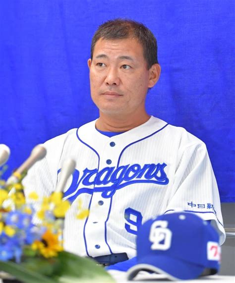 福留孝介 今季限りの引退を発表「寂しさもありますけど、必ず誰しもが通る道」後輩から花束も野球デイリースポーツ Online