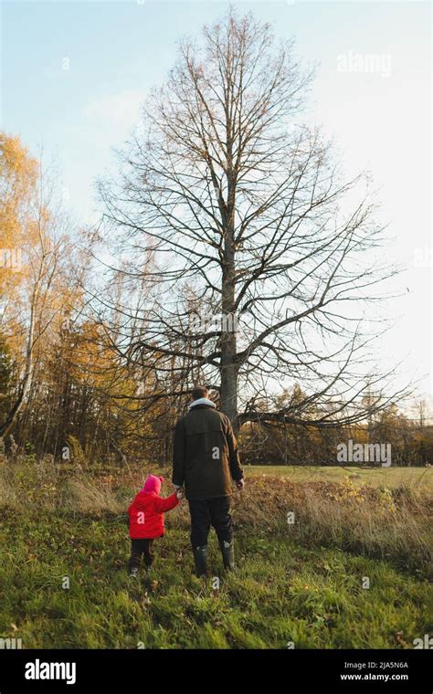 Padre E Hija Caminando En Oto O Fotograf As E Im Genes De Alta