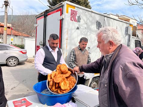 Bucak Konak Mahallesi Muhtar Adayı Ali Uğurtay Vatandaşlara Pişi İkram