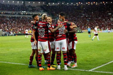 Time reserva do Flamengo volta a campo após nove jogos e defende