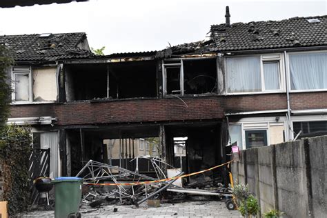 Foto S Vrouw Rent Zwaargewond Uit Brandende Woning Na Explosie