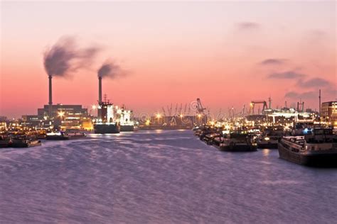 Por Do Sol No Porto Dos Países Baixos De Rotterdam Imagem de Stock