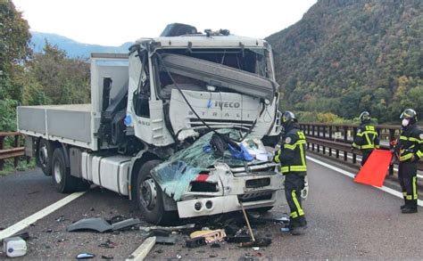 Violento Tamponamento Tra Due Camion In A Radio Nbc Rete Regione