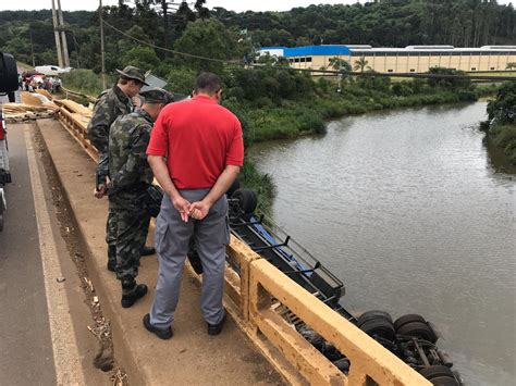 V Deo Motorista Morre Ap S Carreta Cair De Ponte Em Ca Ador