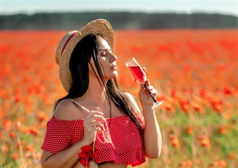 Premium Photo Portrait Of A Beautiful Brunette Woman In A Poppy Field