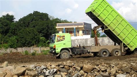 Mobil Dump Truk Hino Jomplang Tanah Cadas Youtube