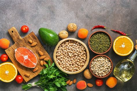 Leguminosas E Frutos Em Pavimentos De Cimento Preto Foto De Stock