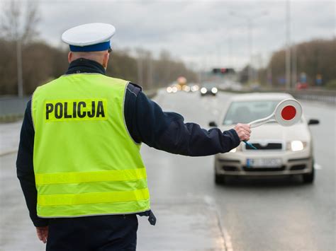 Kiedy trzeba mieć przy sobie prawo jazdy Mamy nowe przepisy Auto Moto