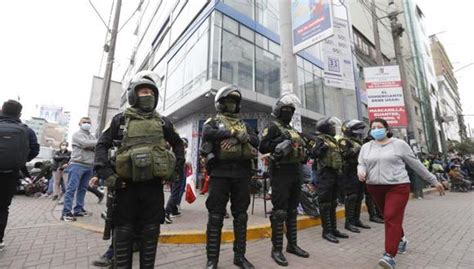 La Victoria ambulantes de Gamarra se enfrentan a la Policía Nacional