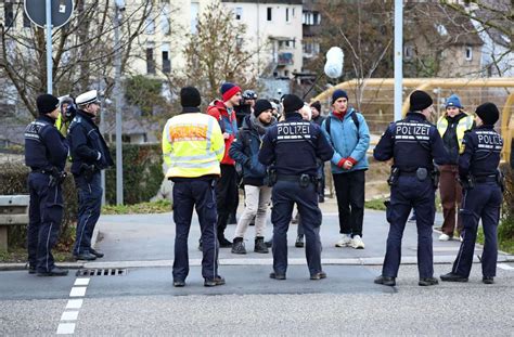 Protest In Ludwigsburg Polizei Verhindert Blockade Von Klimaaktivisten