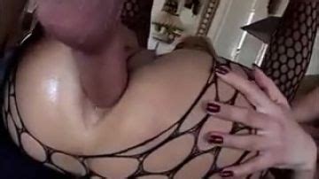 Loira de meia arrastão levará duas picas ao mesmo tempo Porn