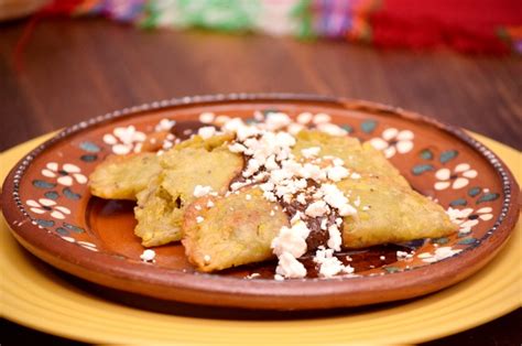 Antojito mexicano empanada de plátano macho y frijoles refritos