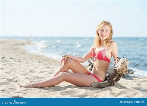 Het Mooie Jonge Blonde Vrouw Sunbatching Op Een Strand Stock Afbeelding Image Of Kust Strand