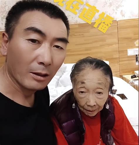 85歲馬玉琴與李玉成對唱情歌，大紅肚兜外穿引爭議，網友：丟人 每日頭條