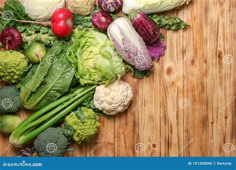 Legumes Frescos Diferentes Na Tabela De Madeira Foto De Stock Imagem