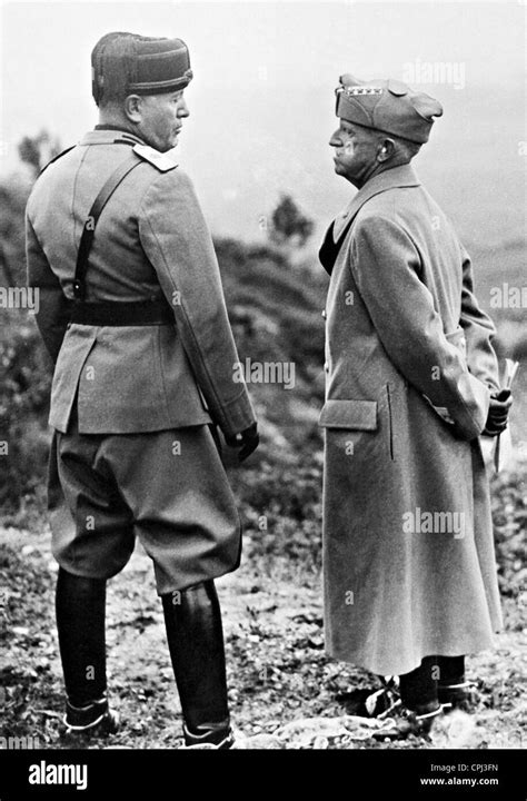 Benito Mussolini Und Victor Emanuel Iii 1935 Stockfotografie Alamy