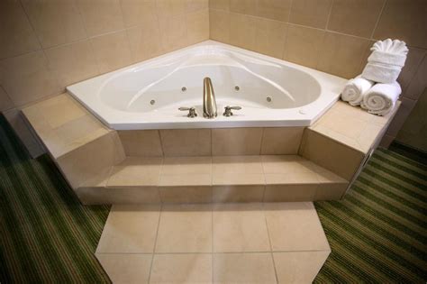 20 Nashville Hotels with Jacuzzi in Room: BEST Whirlpool, Hot Tub Suites