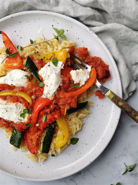 Orzo Met Tomatensaus Gegrilde Groente En Burrata