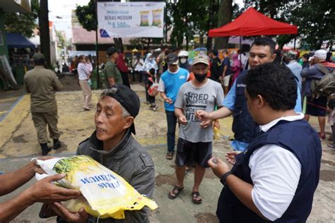 FOTO Operasi Pasar Beras Medium Di Lapangan Gasmin Antapani