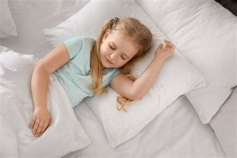 Portrait D Une Petite Fille Mignonne Dormant Dans Un Grand Lit Image