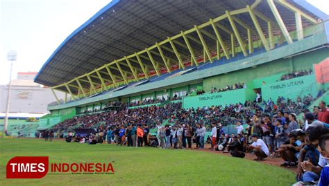 Meluber Hingga Garis Lapangan Aremania Uji Mental Pemain Arema Fc Di