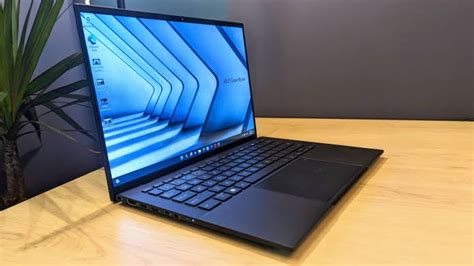 Simak Spesifikasi Asus ExpertBook B9 OLED Laptop Paling Ringan Di