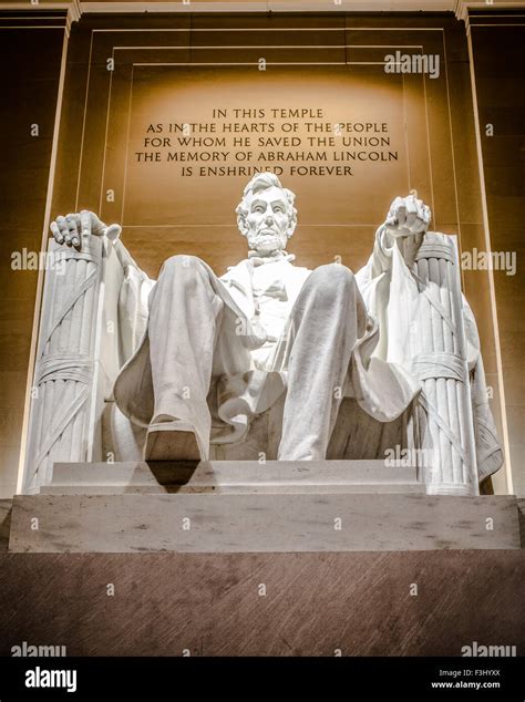 Lincoln Memorial statue of Abraham Lincoln seen at night Stock Photo ...