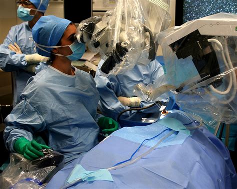 Un Robot Chirurgical D Di La Microchirurgie Orl De Lenfant Fonds