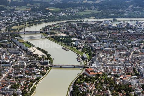 Luftaufnahme Linz Stadtzentrum Im Innenstadtbereich Am Ufer Des