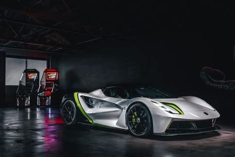 Jenson Button首次亮相他的lotus Evija電動超跑 Carstuff 人車事