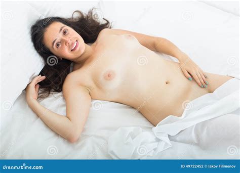 Muchacha Desnuda En Cama En El Dormitorio Foto De Archivo Imagen De