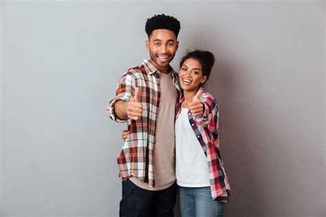 Retrato De Una Sonriente Joven Pareja Africana Abrazando Foto Gratis