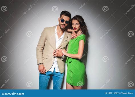 Sexy Mann Und Frau Die Zusammen Umfasst Steht Stockbild Bild Von