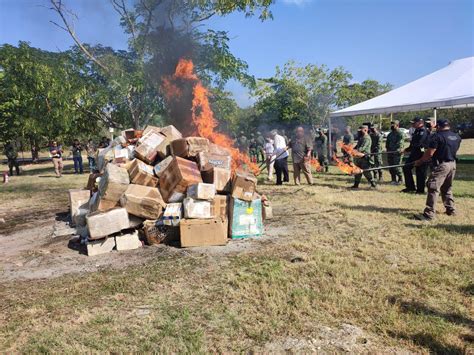 Ejército Mexicano en Yucatán incinera droga Con Acento