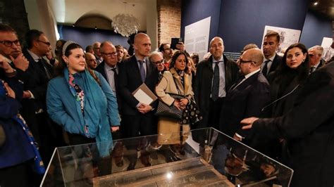 Tolkien Il Ministro Sangiuliano Inaugura A Palazzo Reale Di Napoli La