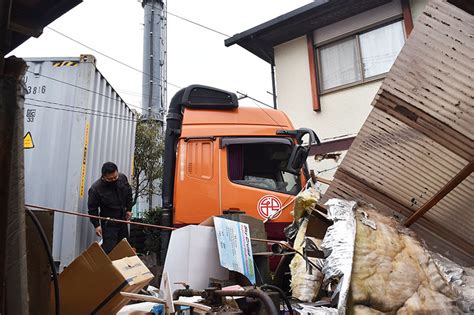 運転手「眠ってしまった」 暴走トレーラー民家に突っ込む 国道17号、対向車線の車など巻き込み3人けが｜埼玉新聞｜埼玉の最新ニュース・スポーツ・地域の話題